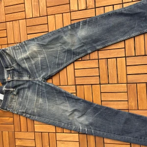 Levi's  jeans - Snygga Levi's  jeans i jävligt fet tvätt med snygga slitningar. Jeansen har en smal passform och raka ben . Storlek 32:32, pris kan diskuteras vid snabb affär🤝