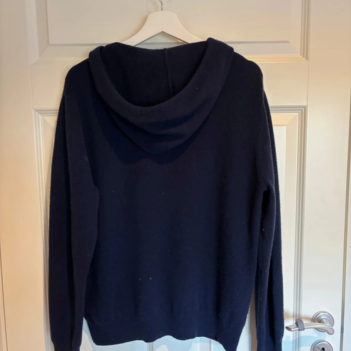 Mörkblå Kashmir hoodie från Studios - 2