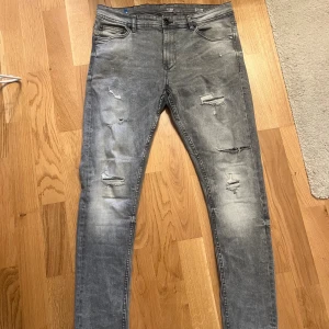 Grå jeans - Tja säljer nu dessa feta gråa slim jeans. De är i toppskick och storlek 32. Skit feta slitningar och vid funderingar är det bara att skicka ett pm🙌🏼