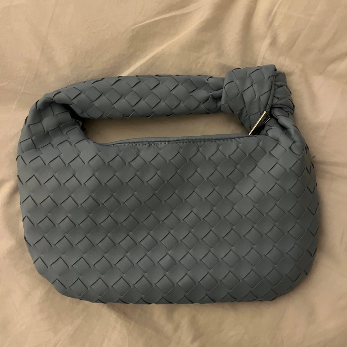 Blå axelväska med flätad design - 2