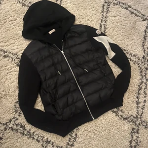 Moncler cardigan - Tja! Säljer min feta och unika moncler cardigan i ett väldigt bra skick 8/10 den enda defekten är väll att de är en brun fläck under moncler loggan men inget man ser och går nog o tvätta bort om man vill! I Strl S! Hör av er om ni skulle ha några funderingar kan gå ner myckte vid snabb affär!