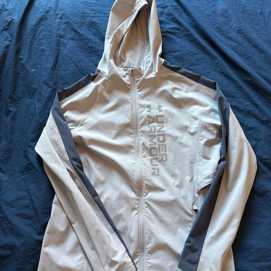 Grå vindjacka från Under Armour