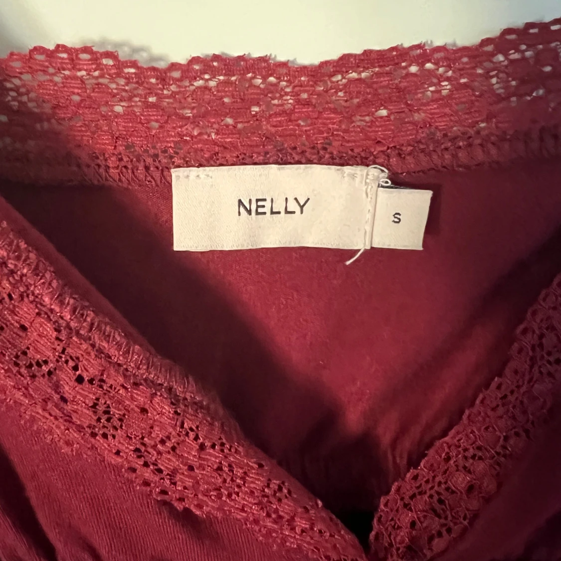 Vinröd linnetopp med spets från Nelly - 2