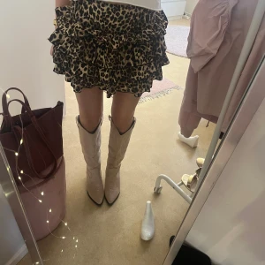 Leopardmönstrad volangkjol - Säljer en kort kjol med leopardmönster och flera lager volanger. Perfekt för halloween om man ska vara leopard 🐆🐆🐆