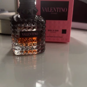 Valentino Donna Born In Roma Intense - Trendig parfym från Valentino med snygg design och rosa förpackning. Born In Roma Intense Eau de Parfum, perfekt för dig som vill sticka ut. Volym: 1 FL OZ (30 ml).