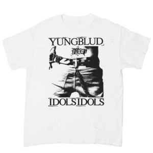 Vit Yungblud t-shirt med tryck - Vit t-shirt med svart grafiskt tryck och texten 'Yungblud Idols Idols' på bröstet. Klassisk passform och rund hals. Perfekt för dig som gillar bandmerch och vill sticka ut med en edgy stil.
