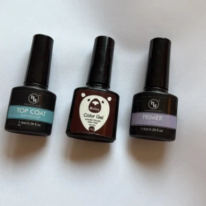 Primer från HW Professional - Primer från HW Professional i svart flaska med lila etikett. Perfekt för att förbereda huden innan smink, ger en jämn bas och hjälper sminket att sitta längre. Innehåller 7,5 ml.