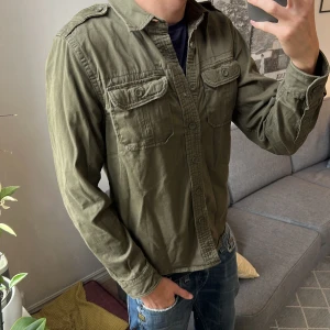 Overshirt olivgrön  - Stilren och trendig bra skick. Skriva vid fundering ✌️