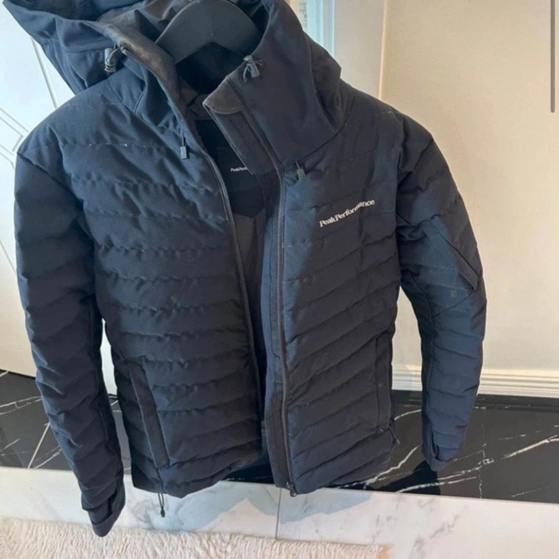 Svart dunjacka från Peak Performance