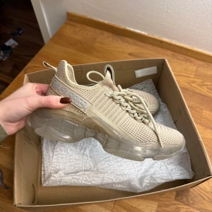Beige sneakers Steve Madden  - Använda 1 gång, tar bara plats i skohyllan. Orginalkartong skickas med. Nypris på dessa var 1249 kr på scorett✨