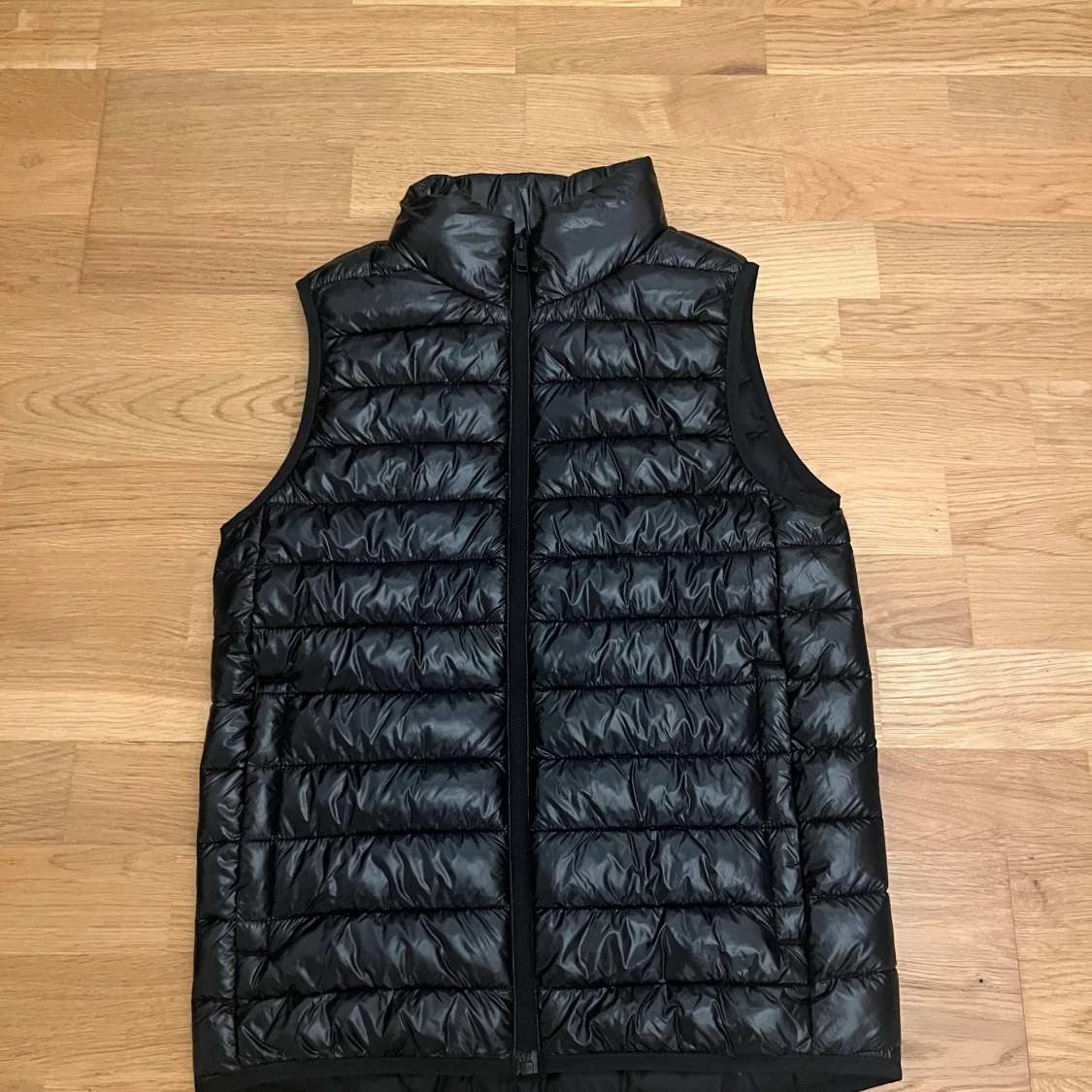 Svart dunväst med dragkedja - 1