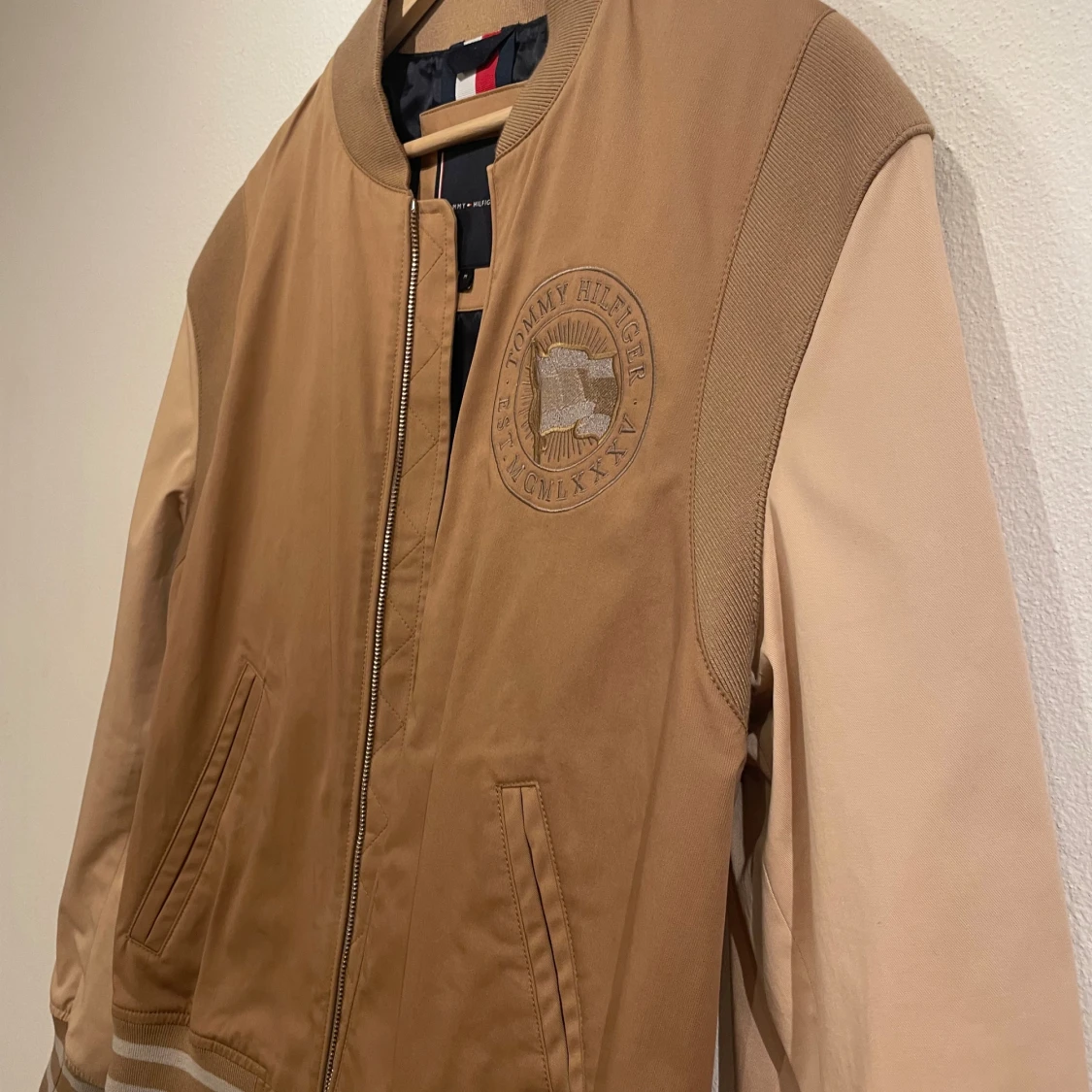Tommy Hilfiger brun collegejacka bomberjacka - 1