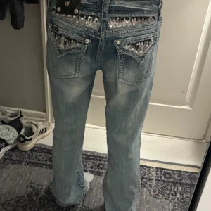 Miss me jeans  - Köpta på prick, säljer för att de är för stora.Kontakta mig vid intresse💕.pris går att diskutera vid snabb afär köp direkt för 850har några difekter 