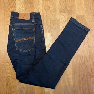 Nudie jeans - Blåa nudie jeans i storlek 30/33. Skicket är mycket bra. Hör av er vid fler frågor eller funderingar!