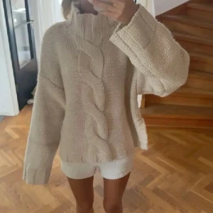 Stickad polotröja - Säljer en beige stickad polotröja som är väldigt trendig och slutsåld! Från Zara i storlek small med lappen kvar! 