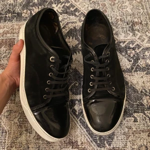 Lanvin cap toe - Lanvin cap toe | Storlek: Uk 11 motsvarar 45 | Skick: Fint skick förutom slitna hälar | Nypris: 5000 SEK