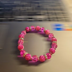 Handgjort Rosa Pärlarmband  - Handgjort armband med runda pärlor i olika nyanser av rosa och glittriga inslag. 