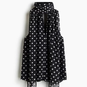 Svart prickig ärmlös blus med scarf - Intressekoll på den slutsåld och populära toppen från H&M. Den är helt ny med prislappen kvar