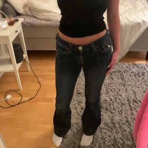 True Religion Joey Low Rise Flare Jeans - Säljer ett par mörkblå True Religion Joey jeans med låg midja💗 storlek 25 och uppsydda i benen, är precis ner till golvet på mig som är 164. 