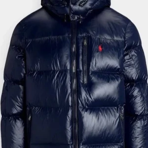 Mörkblå dunjacka Polo Ralph Lauren XL - Snygg mörkblå dunjacka från Polo Ralph Lauren med glansig finish, huva och dragkedjor. HELT OANVÄND! Snygg röd logga på bröstet och flera praktiska fickor. Perfekt för kalla dagar när du vill hålla stilen och värmen. Köpt från zalando och kvitto och orderbekräftelse finns! Säljer pga att jag fick min brorsas istället och köpte denna i våras! Kontakta vid minsta fråga! KÖPT OCH FORTFARANDE NYPRIS 6700kr