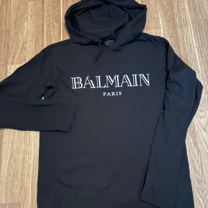 Balmain långärmad hooded Tshirt  - Använd max 5 gånger. Nypris ca 4000kr