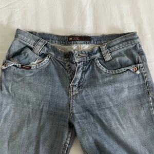 Lågmidjade bootcut jeans  - Ett par as snygga väldigt lågmidjade bootcut jeans i storlek 40. Tyvärr tycker jag om de jättemycket men de är för små för mig så kan inte använda de.