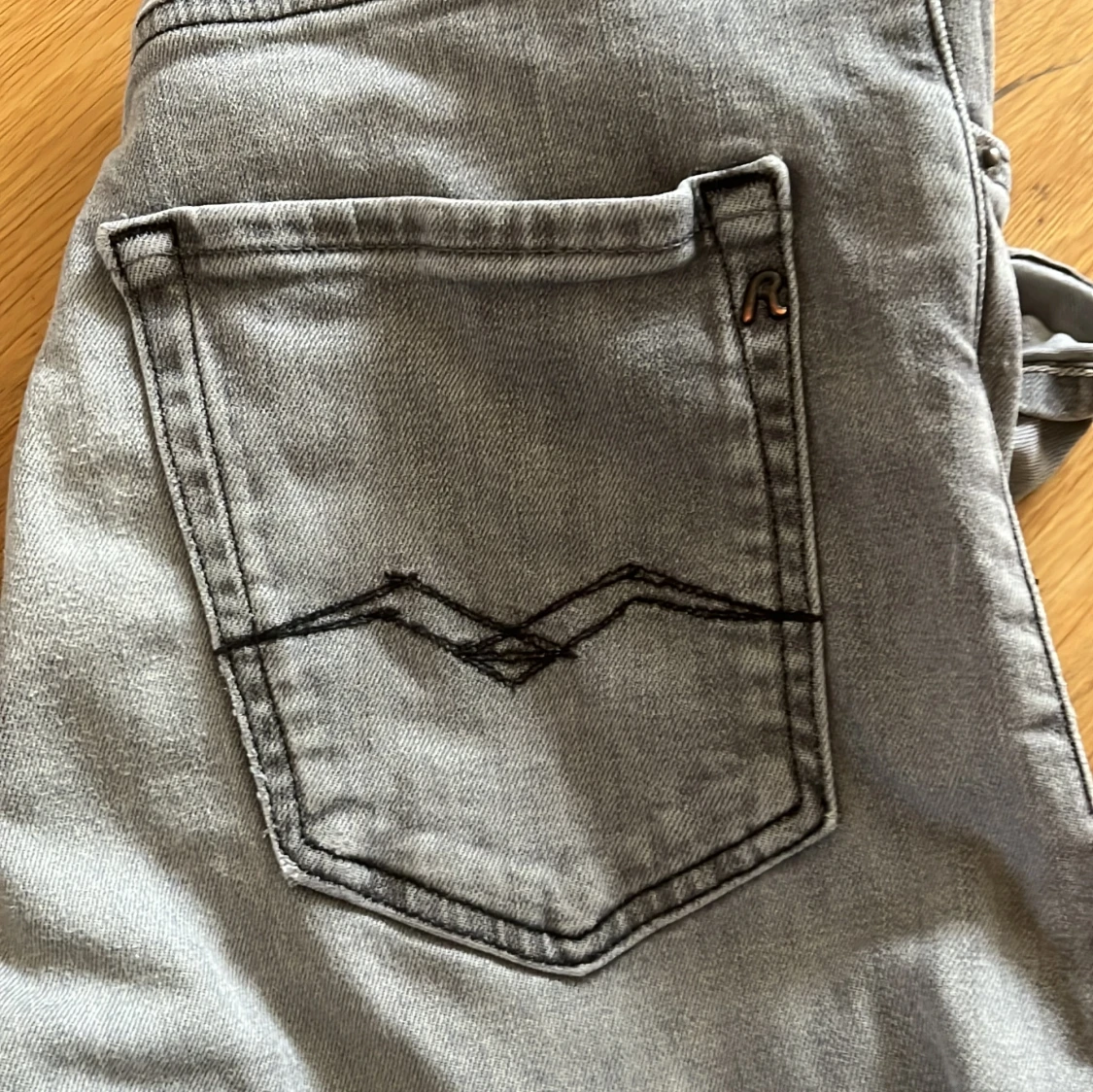 Grå Replay jeans med raka ben