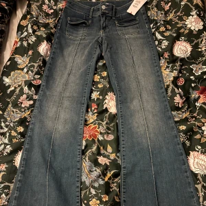 Blå bootcut jeans med pressveck - Ett par bootcut jeans från Nelly kör för 700 men aldrig använda så nytt skick med prislapp!🩷