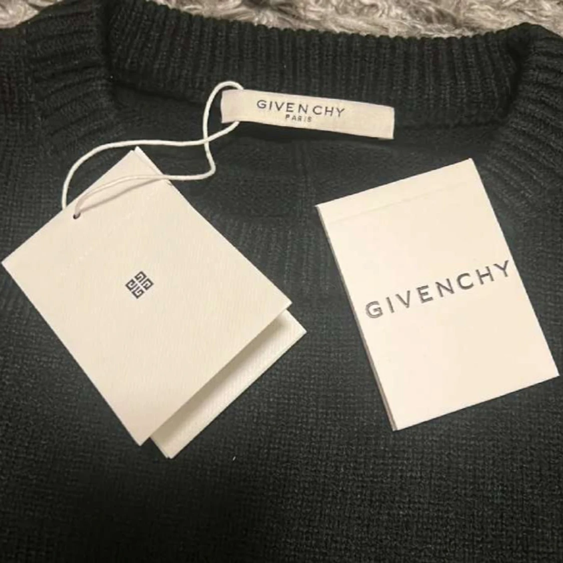 Svart stickad tröja från Givenchy  - 1