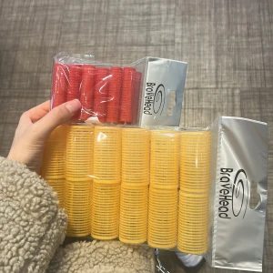 BraveHead hårspolar i rött och gult - Två paket hårspolar från BraveHead, ett med röda och ett med gula spolar. Spolarna är gjorda i plast med kardborre för enkel användning och passar perfekt för att skapa volym och lockar i håret.