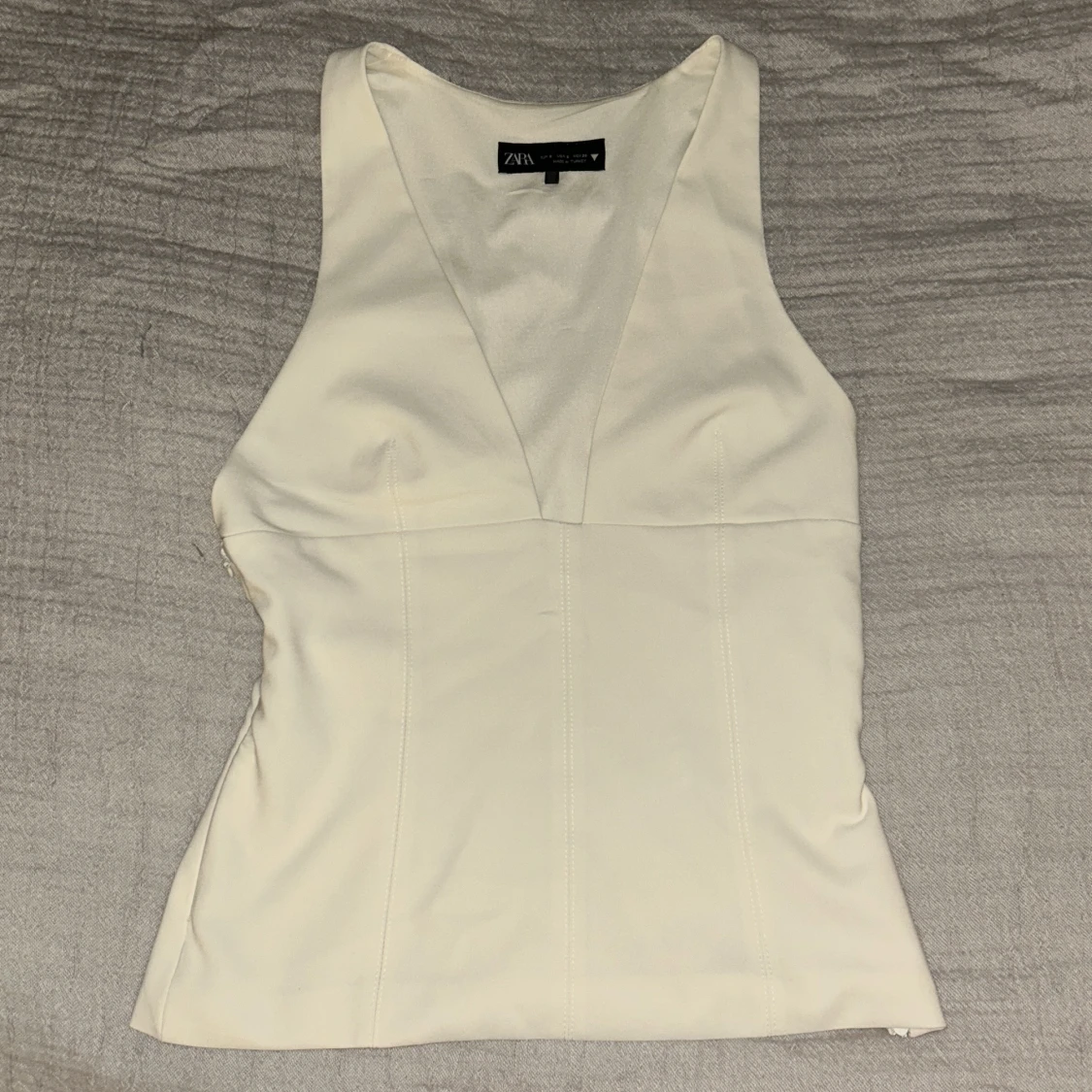 Vit v-ringad linnetopp från Zara