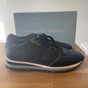 Philippe model skor  - Säljer dom fina skorna dom är i jätte bra skick använd fåtal gånger boxen ingår storlek 45