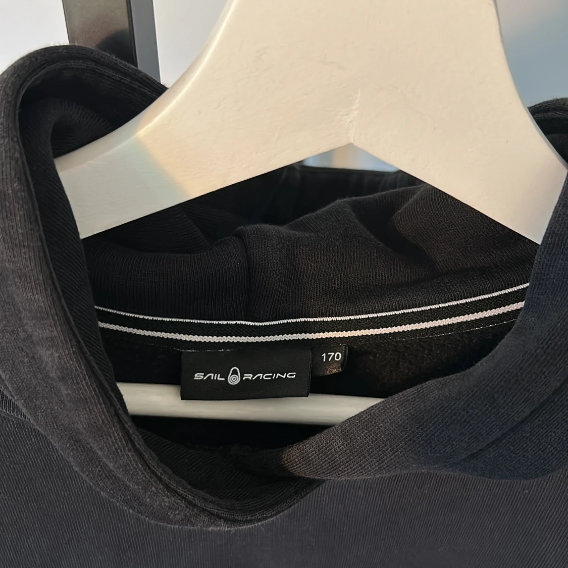 Svart hoodie från Sail Racing - 2