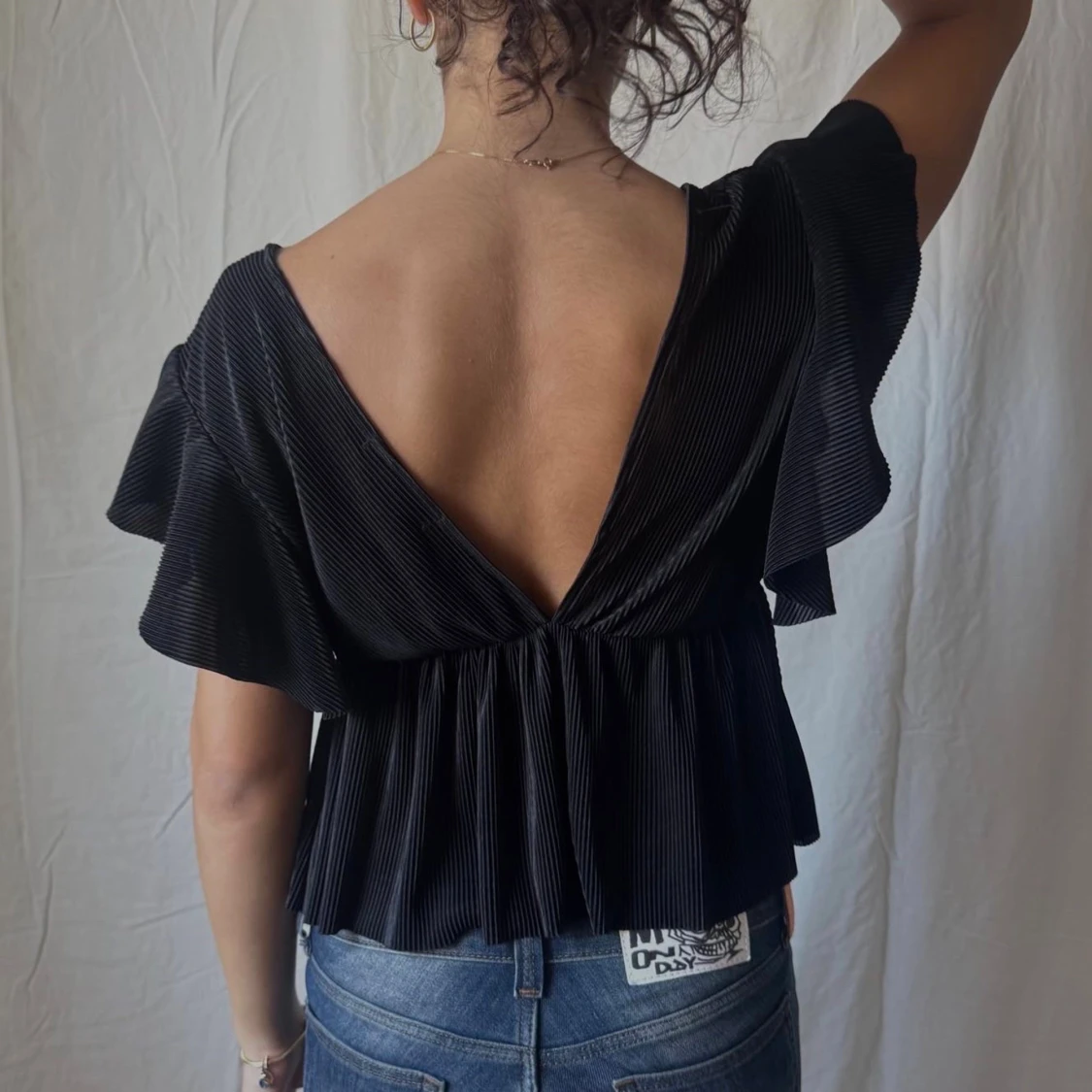 Svart v-ringad blus med volangärm  - 1