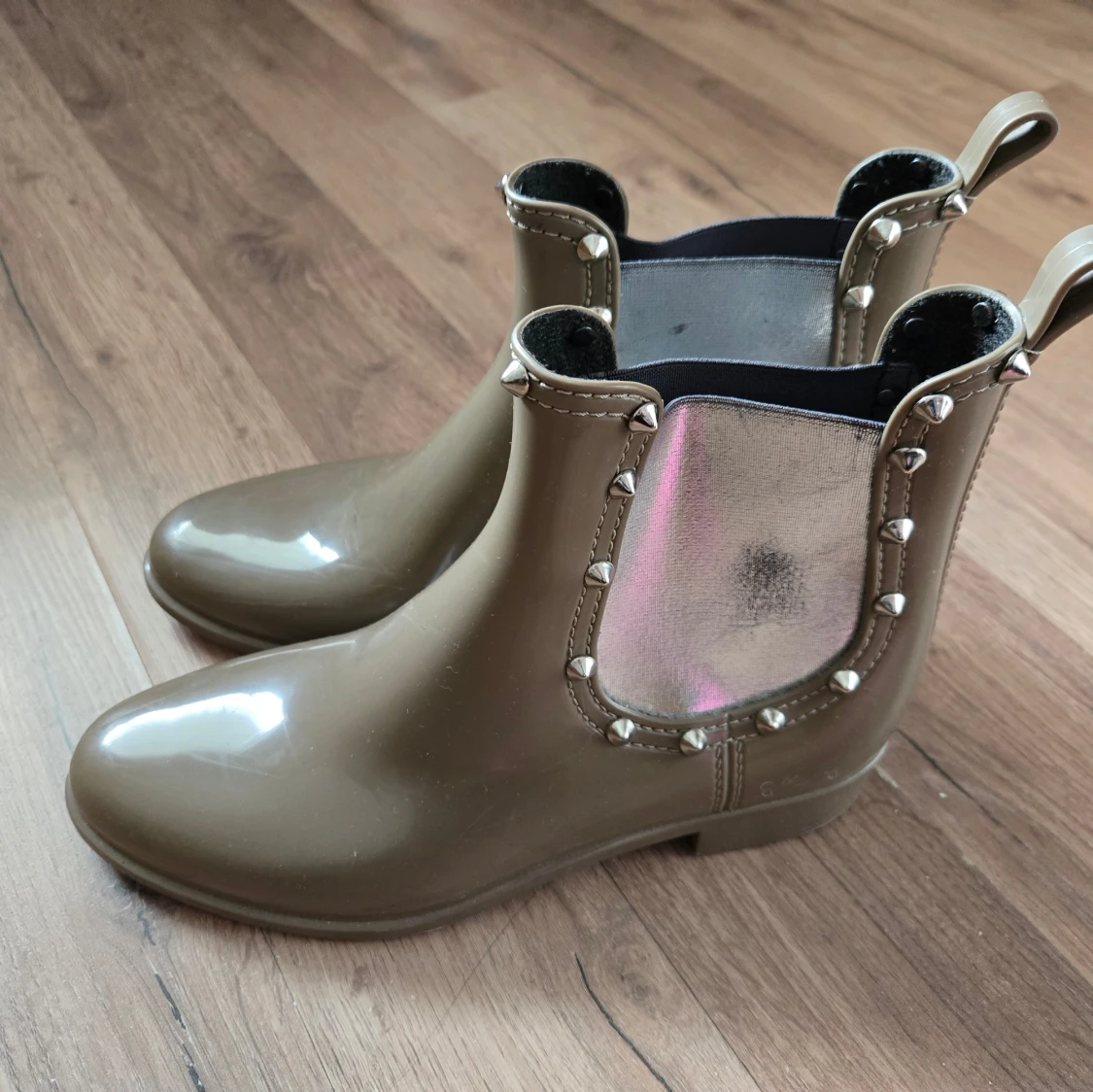 Olivgröna chelsea boots med nitar