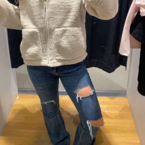 Jeans - Gjort hålen själva, passar mig som är ca 160 och brukar ha längd 30. ”Vanliga” fickor där bak