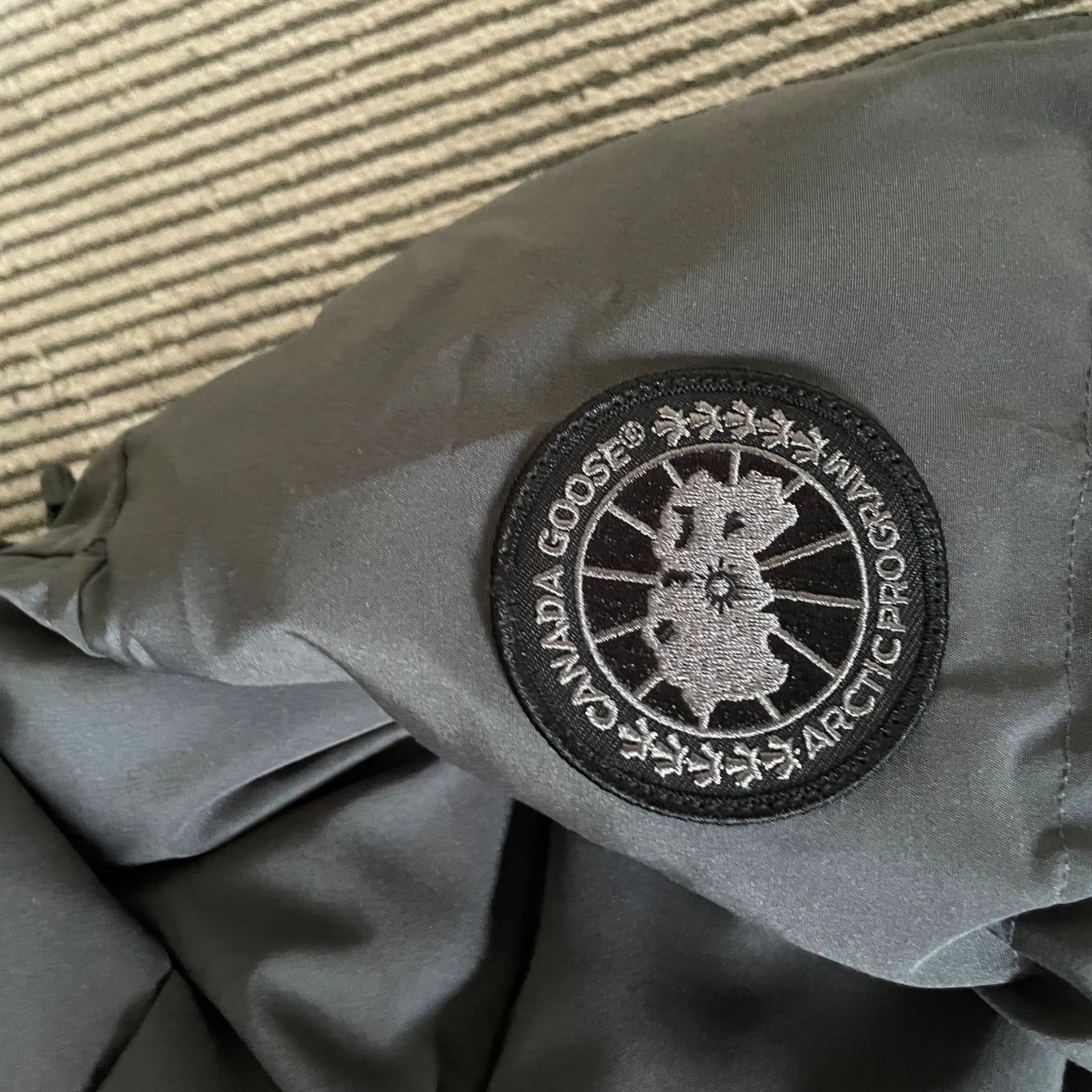 Svart pufferjacka från Canada Goose XS - 2