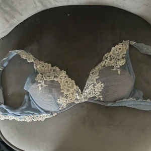 Intimissimi  Balconettebehå Giorgia Pretty Flowers 70 b  - Snygg ljus blå balconette bh finns längre inte kvar i ljusblå bra kvalité använder sällan 