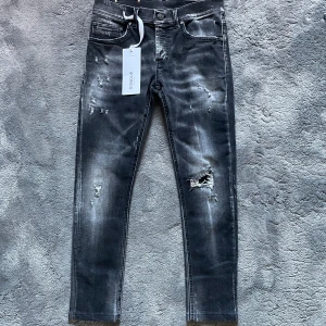 Dondup jeans - Tja! Säljer nu dessa extremt snygga dondup jeansen! Jeansen är i fint skick! Jeansen har en fin tvätt och snygga slitningar! Jeansen är i storlek W29! Skriv vid bilder eller frågor! Vid snabbaffär=bättre pris