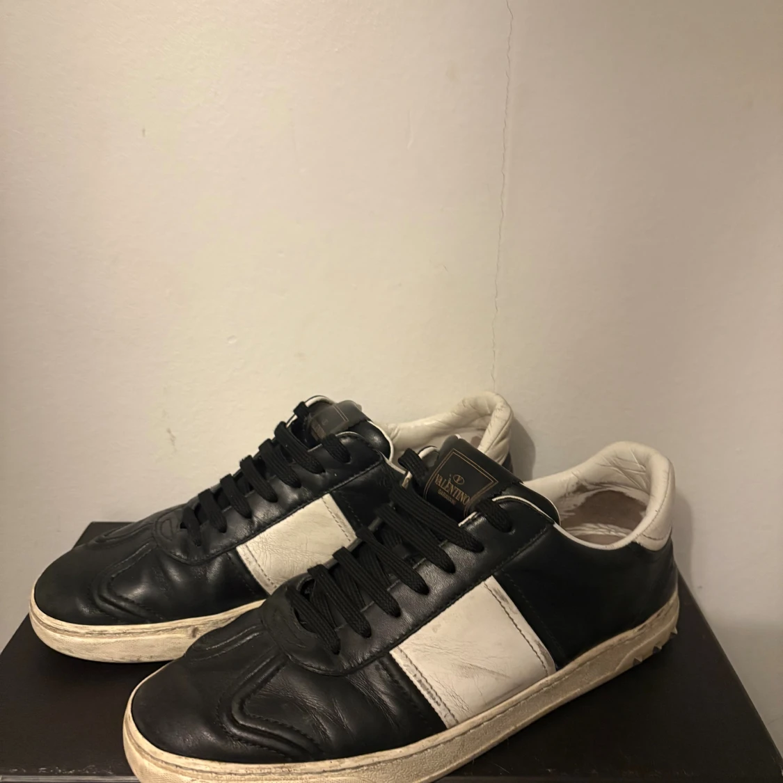Valentino Garavani svartvita sneakers - 1