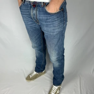 Jacob Cohën 688 LIMITED EDITION  - Väldigt rare och limiterade jeans från Jacob Cohën i modellen 688 LIMITED EDITION. Det här är jeanspar nummer 198/432. Jeansen är i exceptionellt skick, nästan som nya, och har inga defekter överhuvudtaget. Retail pris: 7000kr (+). Modellen är 185cm och väger 80kg. Mått: 106x43 (Ytterben + midja). Hör av dig vid frågor eller funderingar!