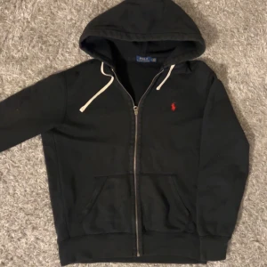 Svart hoodie från Polo Ralph Lauren - säljer nu min ralph lauren zip då jag inte använder den längre. den är i topp skick
