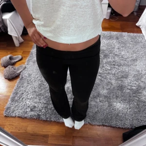 Svarta lågmidjade mjukisbyxor - Svarta mjukisbyxor med låg midja och raka ben. Sköna och stretchiga, perfekta för en avslappnad stil. Passar dig som gillar en enkel och clean look.