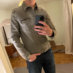 J.Lindeberg jacka grå - Säljer denna sjukt snygga jackan från J.Lindeberg⭐️ Färgen är grå och storleken är M✅ Den har inga defekter och skicket är utomordentligt🙌🤝 Sjukt najs passform och passar perfekt till hösten🍁🙌 Tveka inte på att höra av er dig vid minsta fråga eller fundering😊