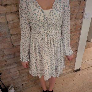 Blomming klänning  - En fin sommar klänning från lager 157 i storlek M. Bra skick, använd 1-2 gånger!!