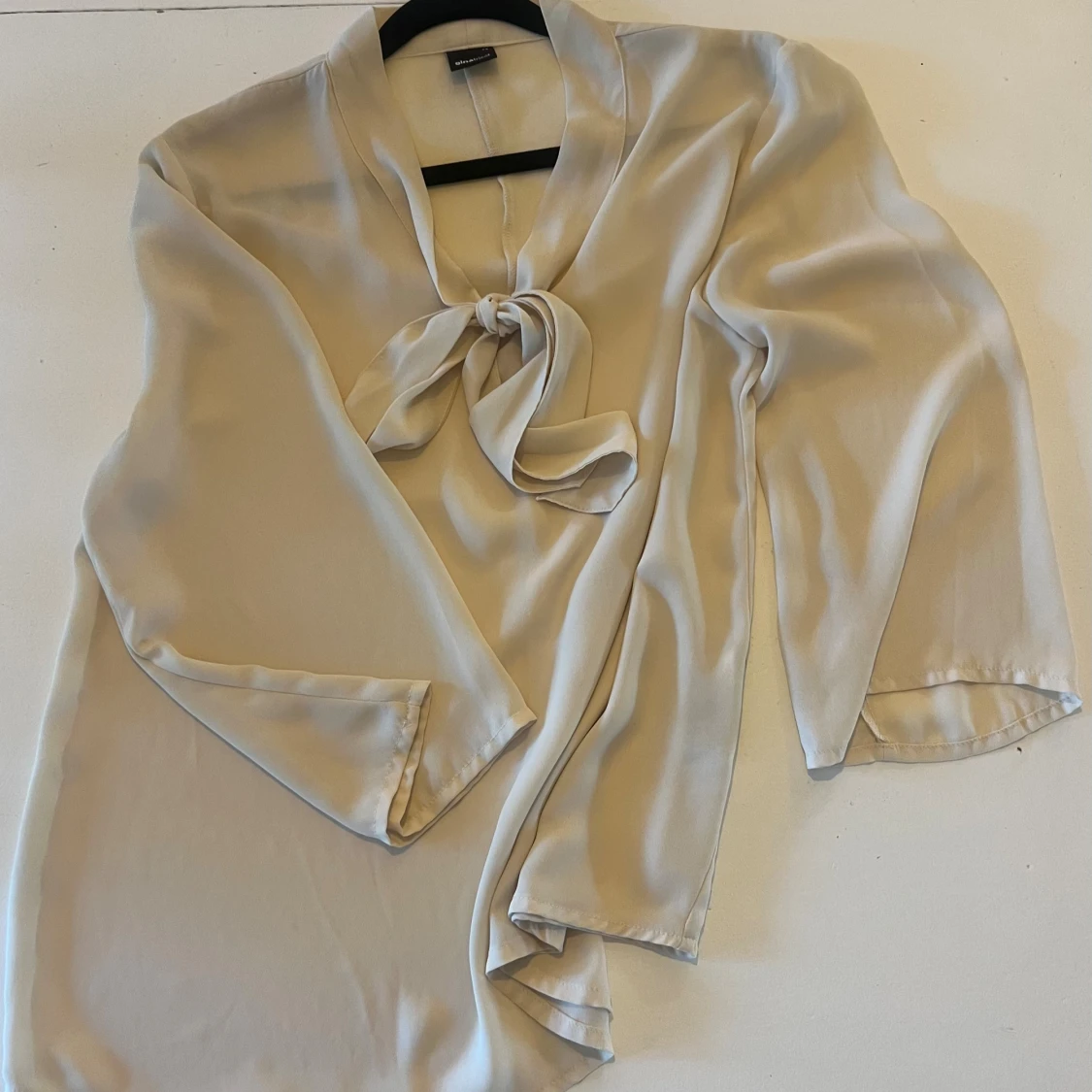 Elegant blus med knytband 