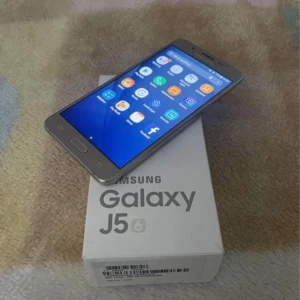 Samsung Galaxy j5 (2016) - Olåst funkar felfritt medföljer kartong, spricka som syns på bilden men inget som påverkar funktionen 