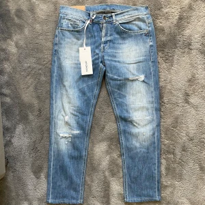 Dondup jeans - Tja! Söljer nu dessa feta dondup jeansen i fint skick! Jeansen har en skön tvätt me feta slitningar! Storlek 35,34! Skriv vid bilder eller frågor