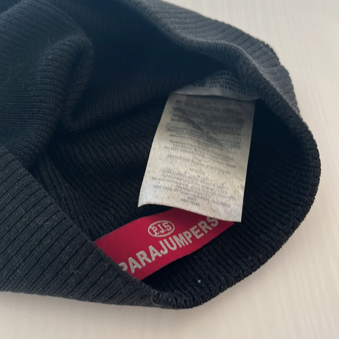 Svart ribbad mössa från Parajumpers - 1