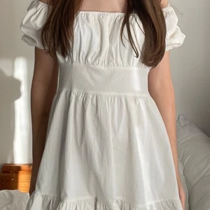 En fin vit klänning - Den är i bra kvalitet med inga skador. Den är väldigt fin men passar inte helt mig